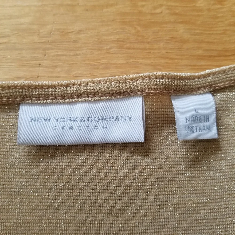 New York &Compaby Gold Shimmer V-Neck Ruched Top-Large - Picture 5 of 8